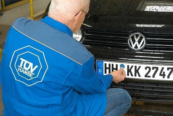 Die sechseckigen AU-Plaketten haben demnächst ausgedient. Foto: TÜV Süd/auto-reporter.net